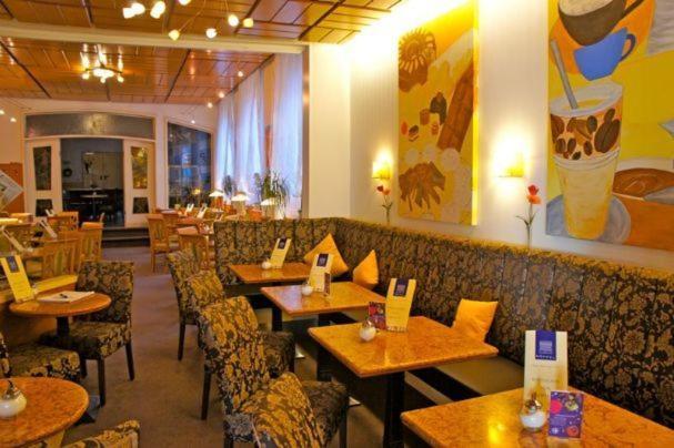 Hotel Cafe Konditorei Koeppel บิงเงนอัมไรน์ ภายนอก รูปภาพ