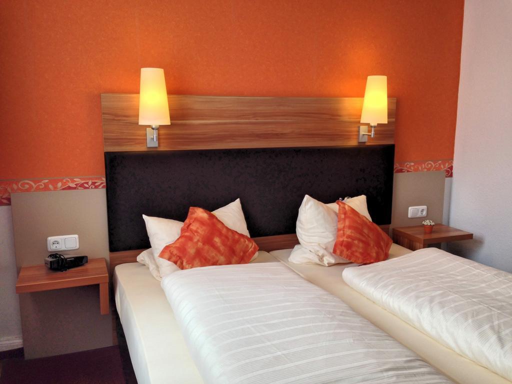 Hotel Cafe Konditorei Koeppel บิงเงนอัมไรน์ ภายนอก รูปภาพ